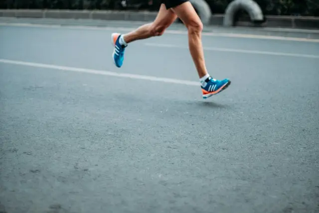 The Problem With Heel Striking When You Run | Why you should land on the midfoot